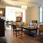 In With Forest Nyaraló *